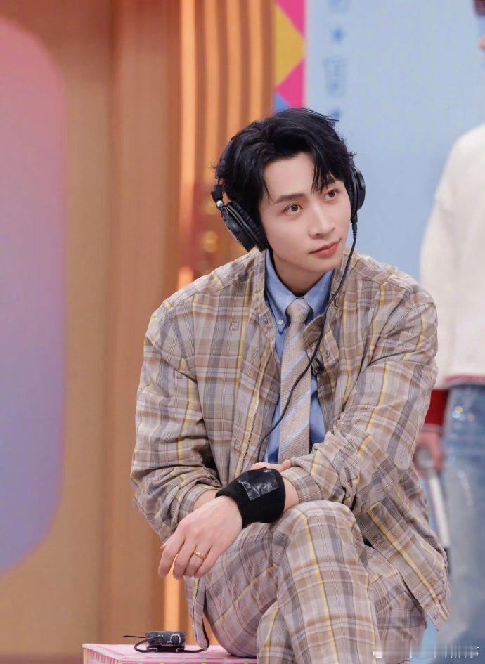 魏晨两次主动换来两次内向 魏晨真的把“直男式插话”演到极致了，两次主动搭话，两次