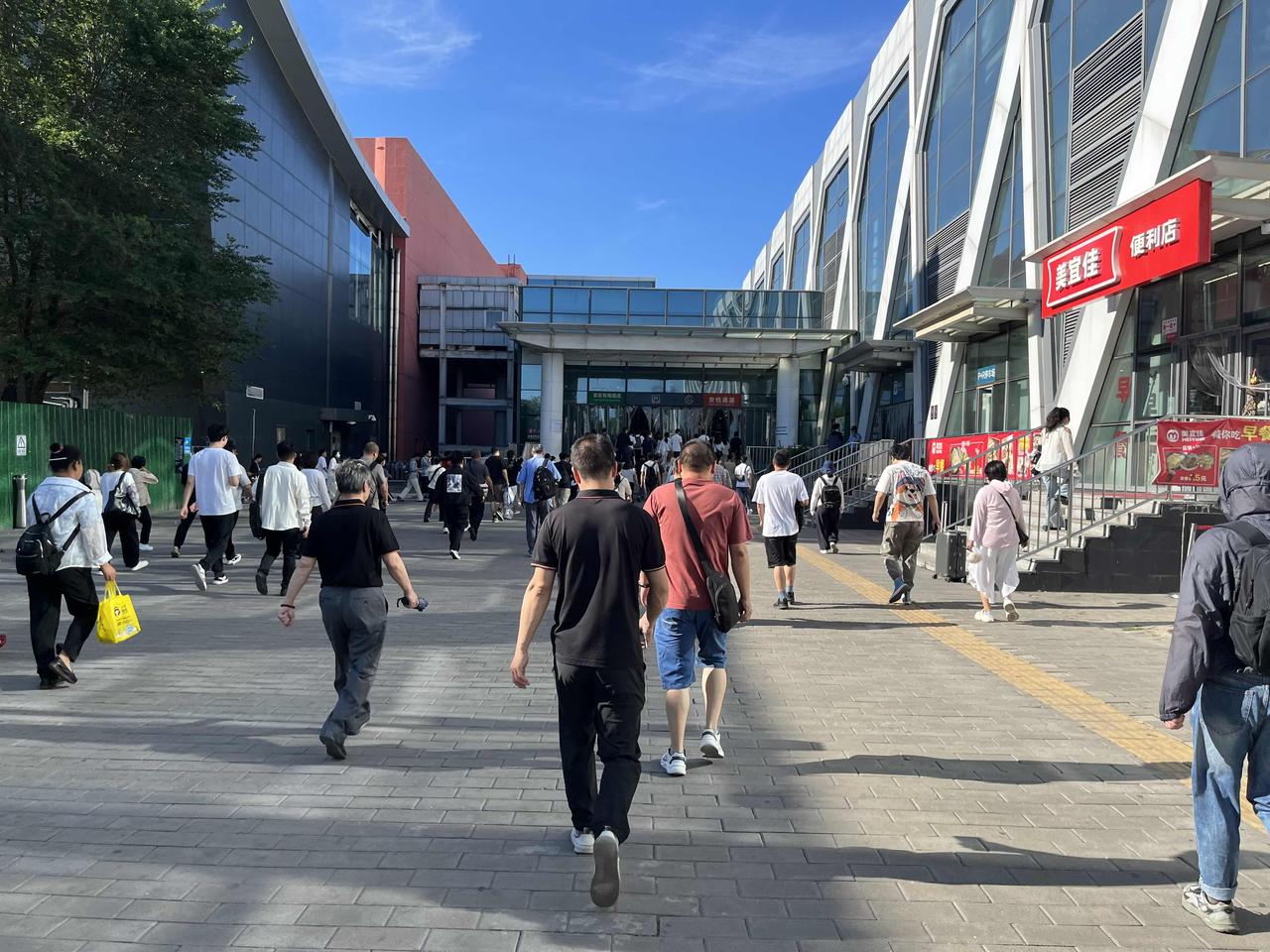 周一上班日，大家步履匆匆又开启了一周的忙碌！

进地铁站、安检、上车……这些流程