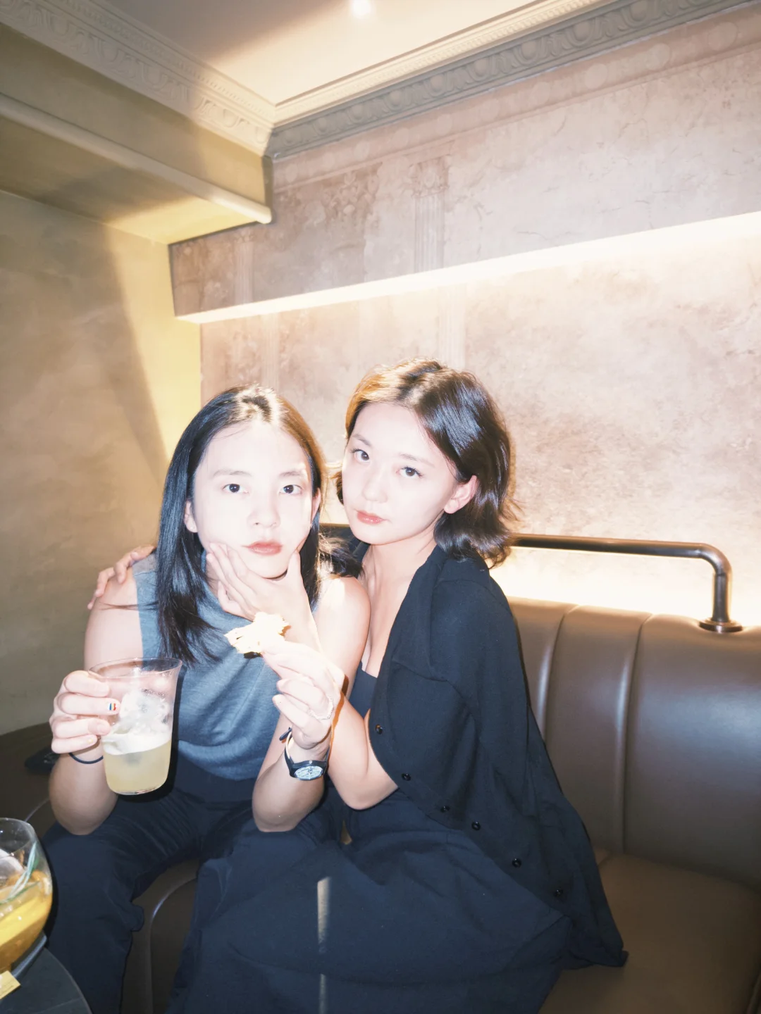 来，脸摆正看镜头