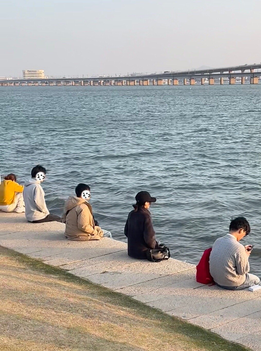 陌生人之间的边界感be like每个人就这样默契的沉浸在自己的世界里看海疑似集体