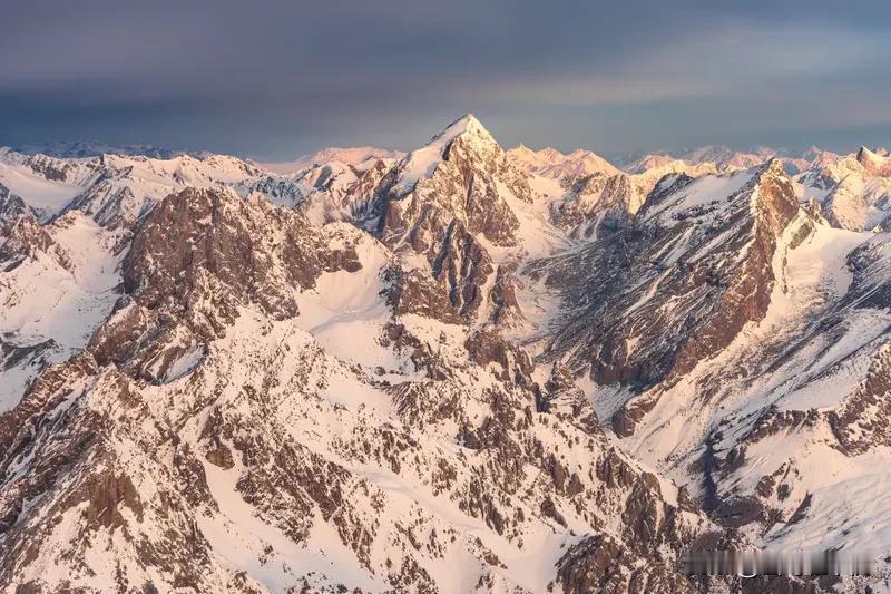 勇士想争冠该如何调整阵容 勇士想争冠，阵容调整迫在眉睫。新赛季阵容新老结合，后卫