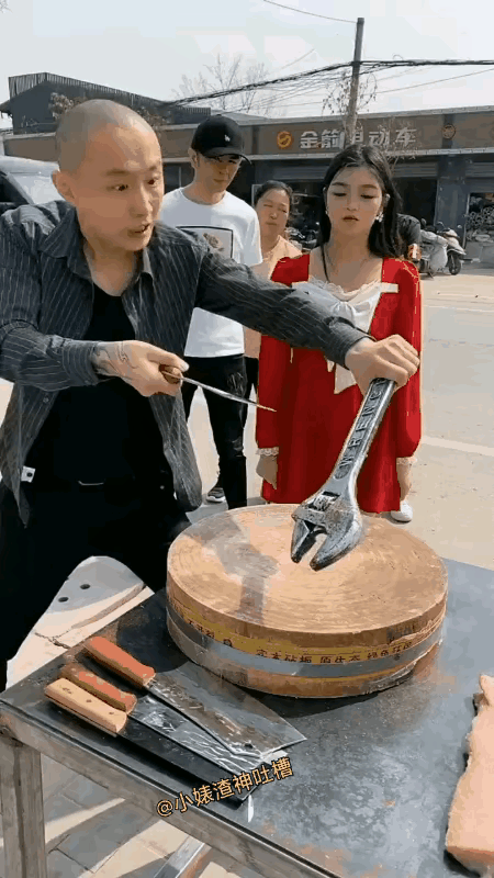 这把菜刀很奇特，削铁如泥，但是却害怕骨头，这是怎么回事呢？想了半天才想明白，原来