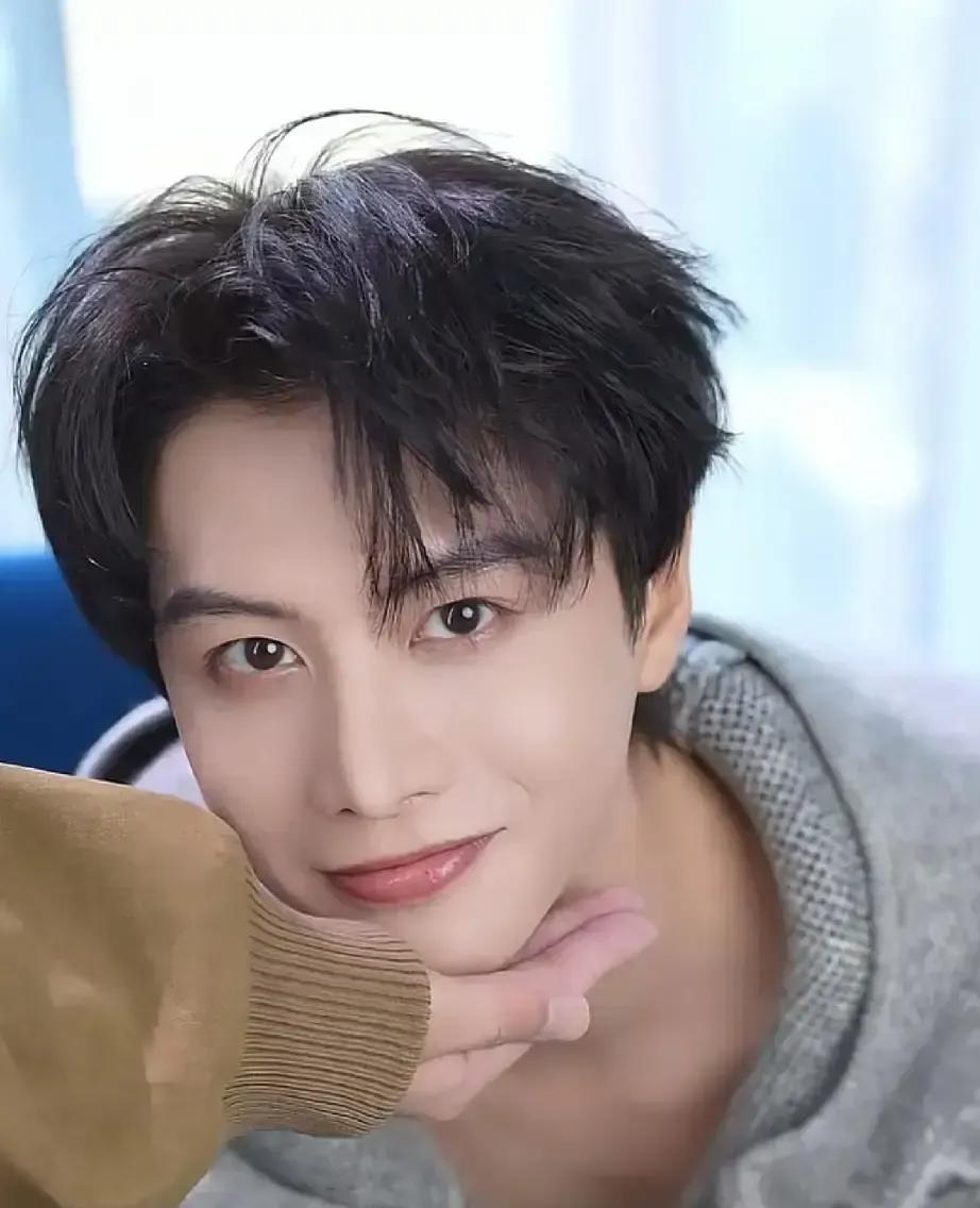 别再信短剧演员日薪4万了。
大多数人的工资条，撕开比你想象的更薄。
头部那1%的