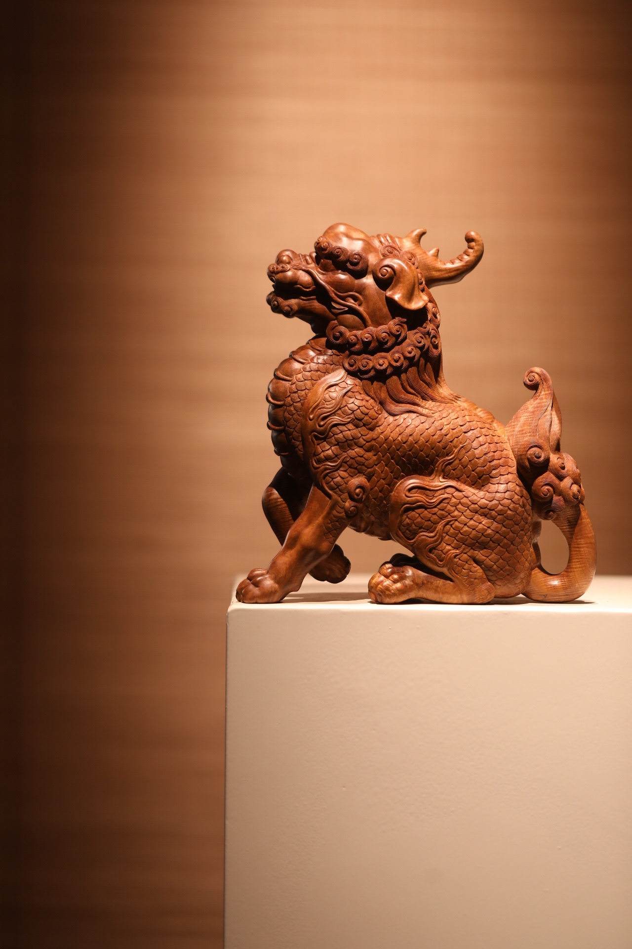 老山檀香 | 獬豸老山檀香二膘老料雕作，瑞兽前肢微屈，周身布满鳞片，背鳍耸立，头