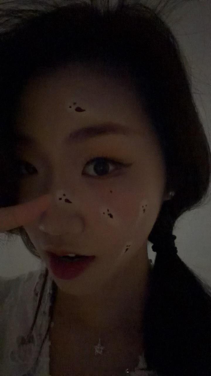 出门了出门了这个万圣节幽灵👻妆也太简单了，抹点高光画个五官就完成了！！！！很适