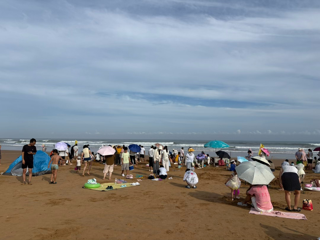 台风来袭又是假装下海游泳的一天玩水都不可以带小孩的只能兴致勃勃挖沙 青岛·银沙滩
