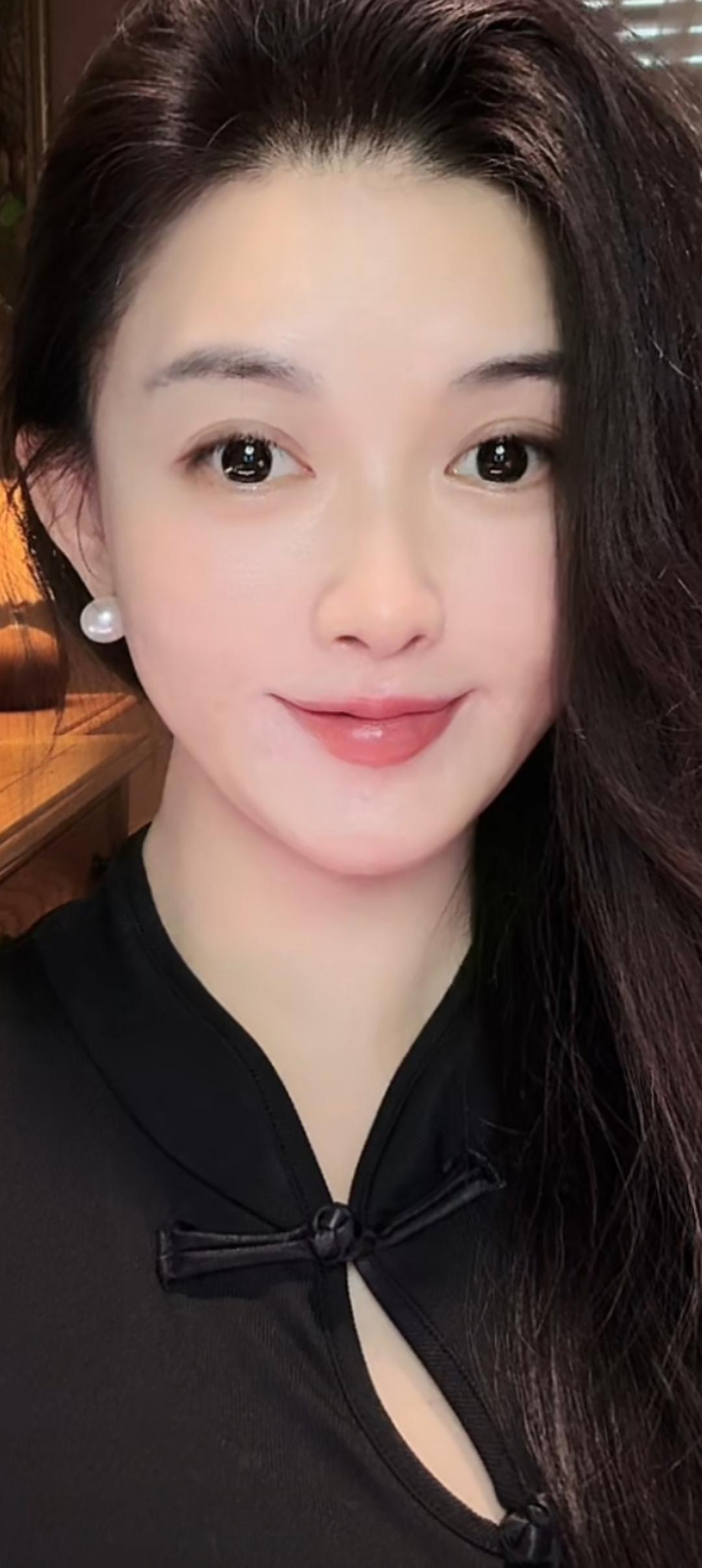 这姑娘打扮得真漂亮！