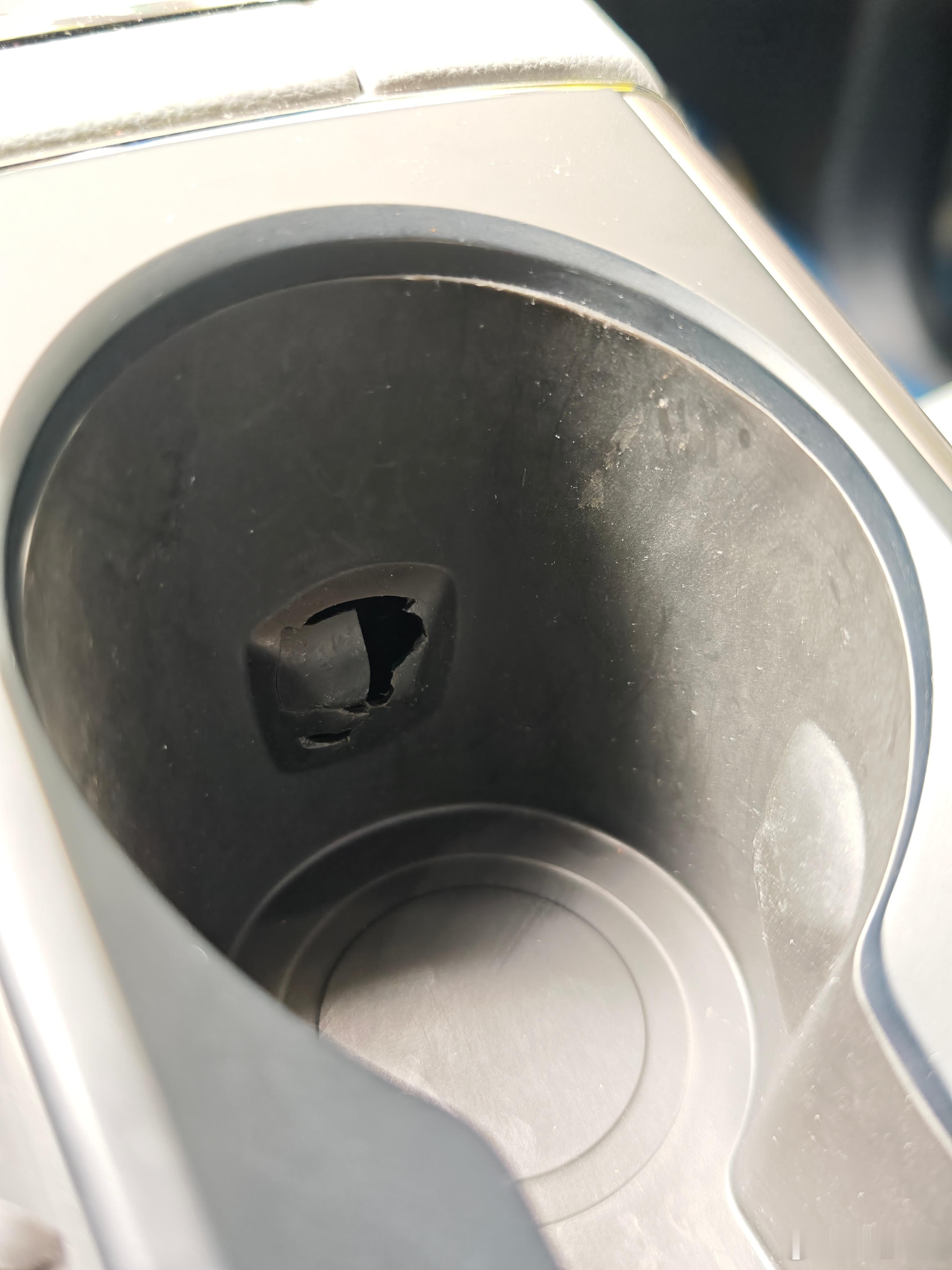 [嘻嘻]老6的问题解决了！获得了一个新杯架，四舍五入又是一台新车！后装配件yyd