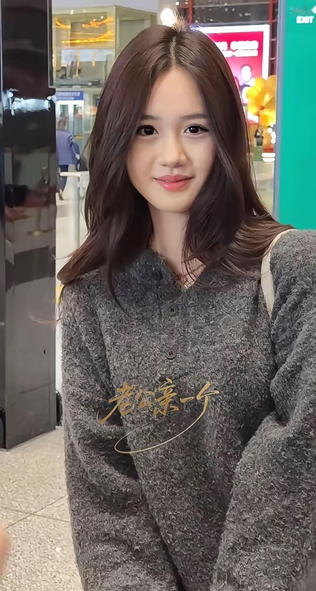 都说考拉特别美，其实实话实说，比大多数女生漂亮，胜在甜娇羞和胶原蛋白。亏在五官不