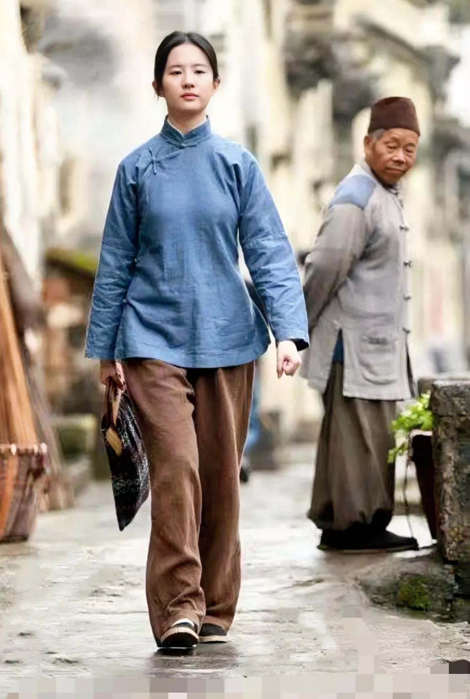 人靠衣装，神仙姐姐也不例外哦
明星都是靠打扮和着装起来的，说真话那个女人经得起素