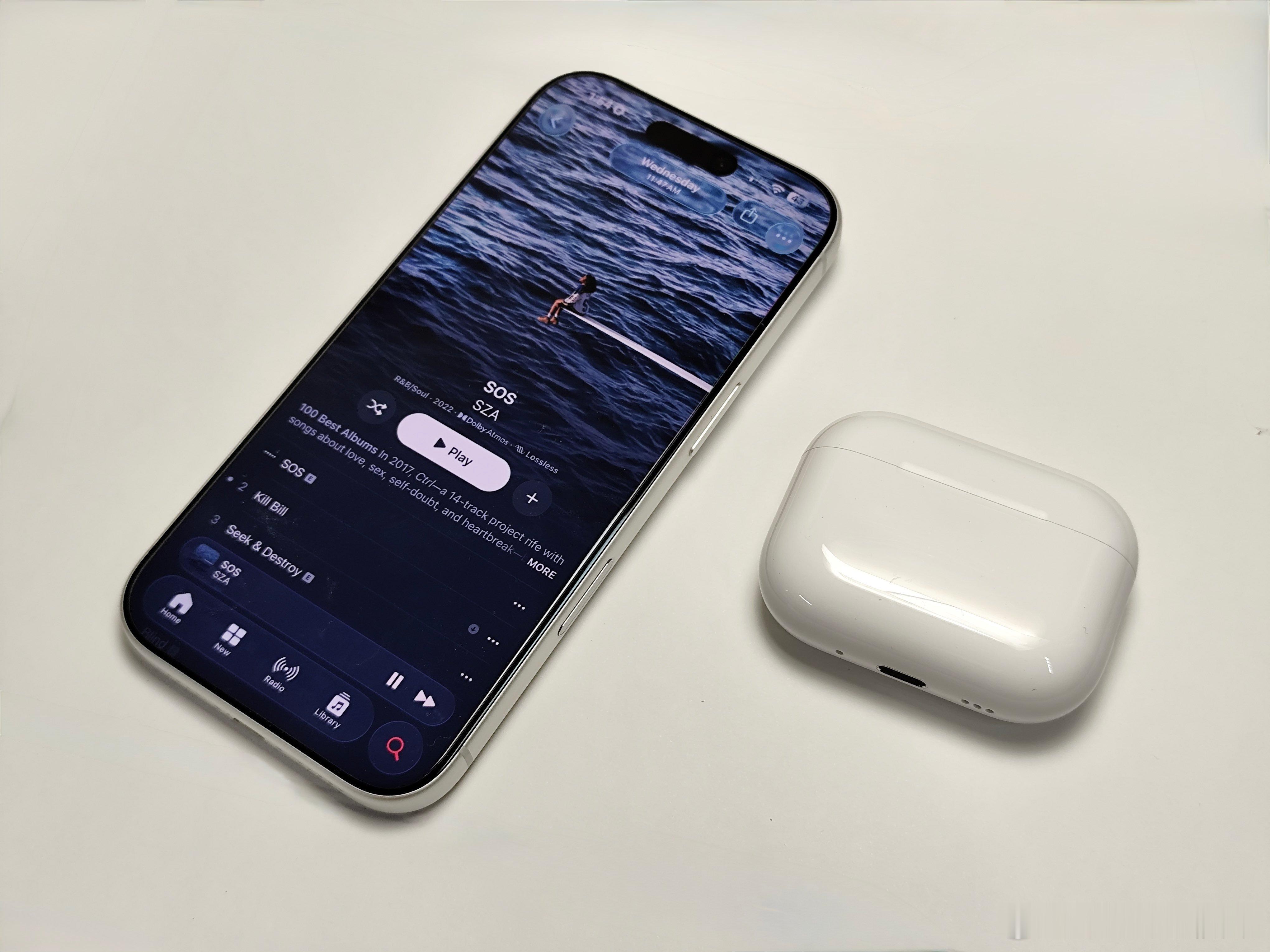 我认识大多数买了AirPods的人都直接搭配Apple Music，他们都说用这