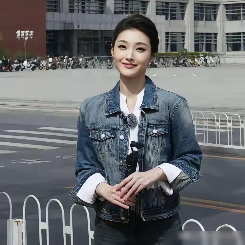 央视又出现了一位美女
你们认识她吗？
她的颜值比董卿知性，她的身材比周涛漂亮，她