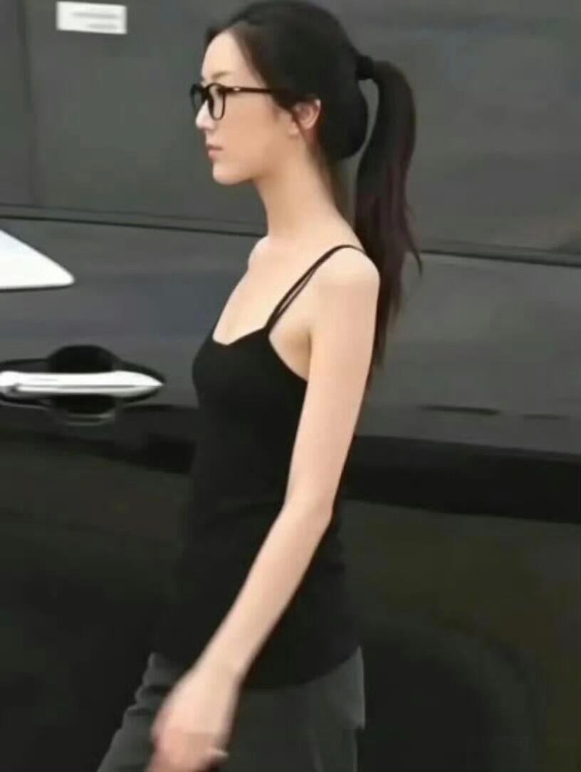 李嫣6岁举办了人生第一场画展李嫣6岁举办画展回溯李嫣的过往，六岁开办首场画展，画