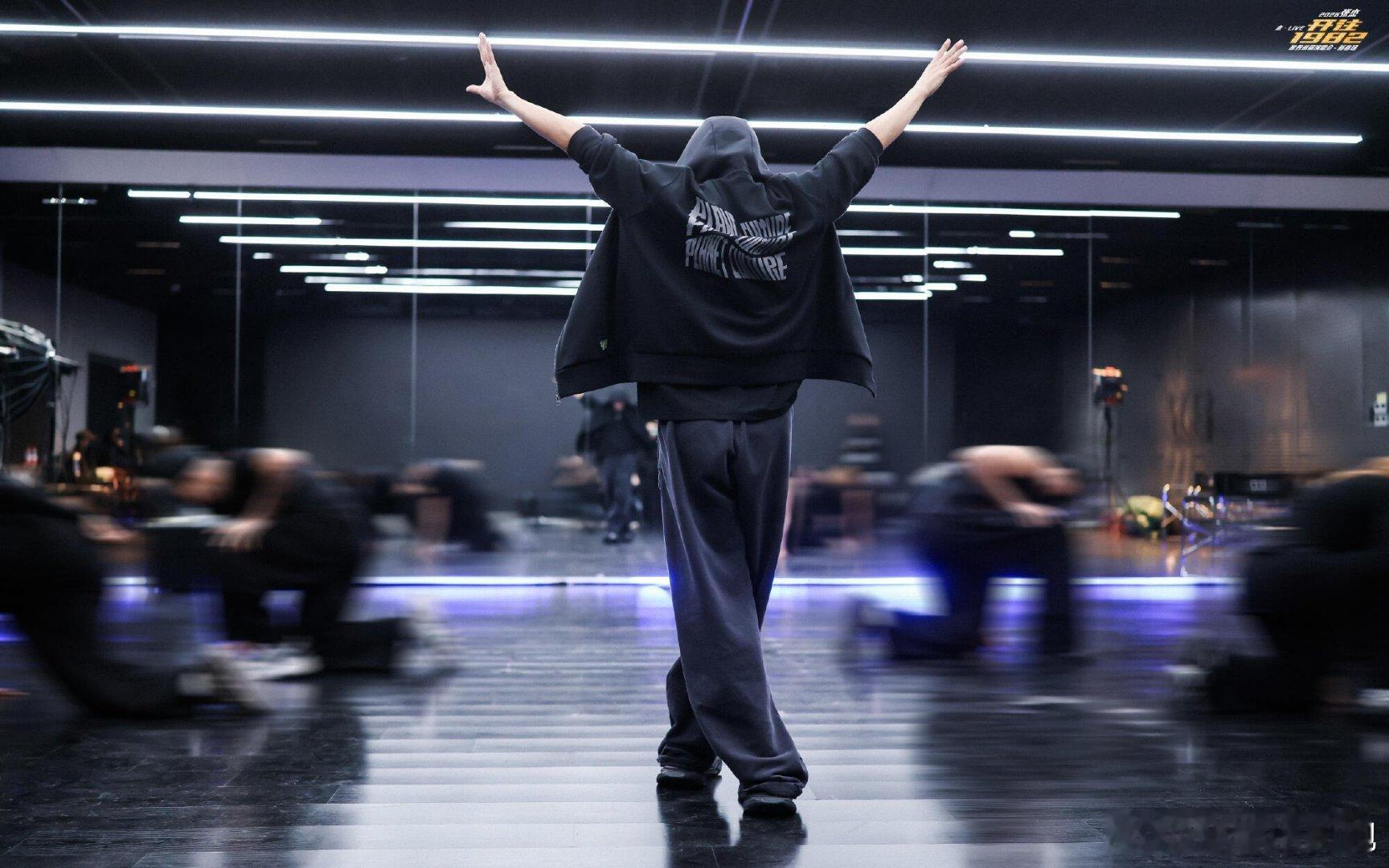 张杰列车即将停靠成都开往1982的列车即将停靠成都外南街，9天限定杰太让人期待啦