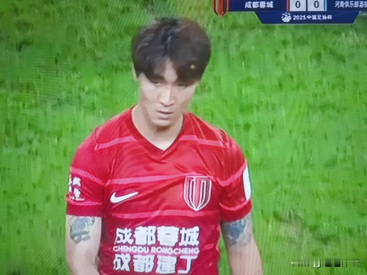 韦世豪又要跟裁判计较，麦麦提江直接出示黄牌警告！
       作为成都蓉城的首