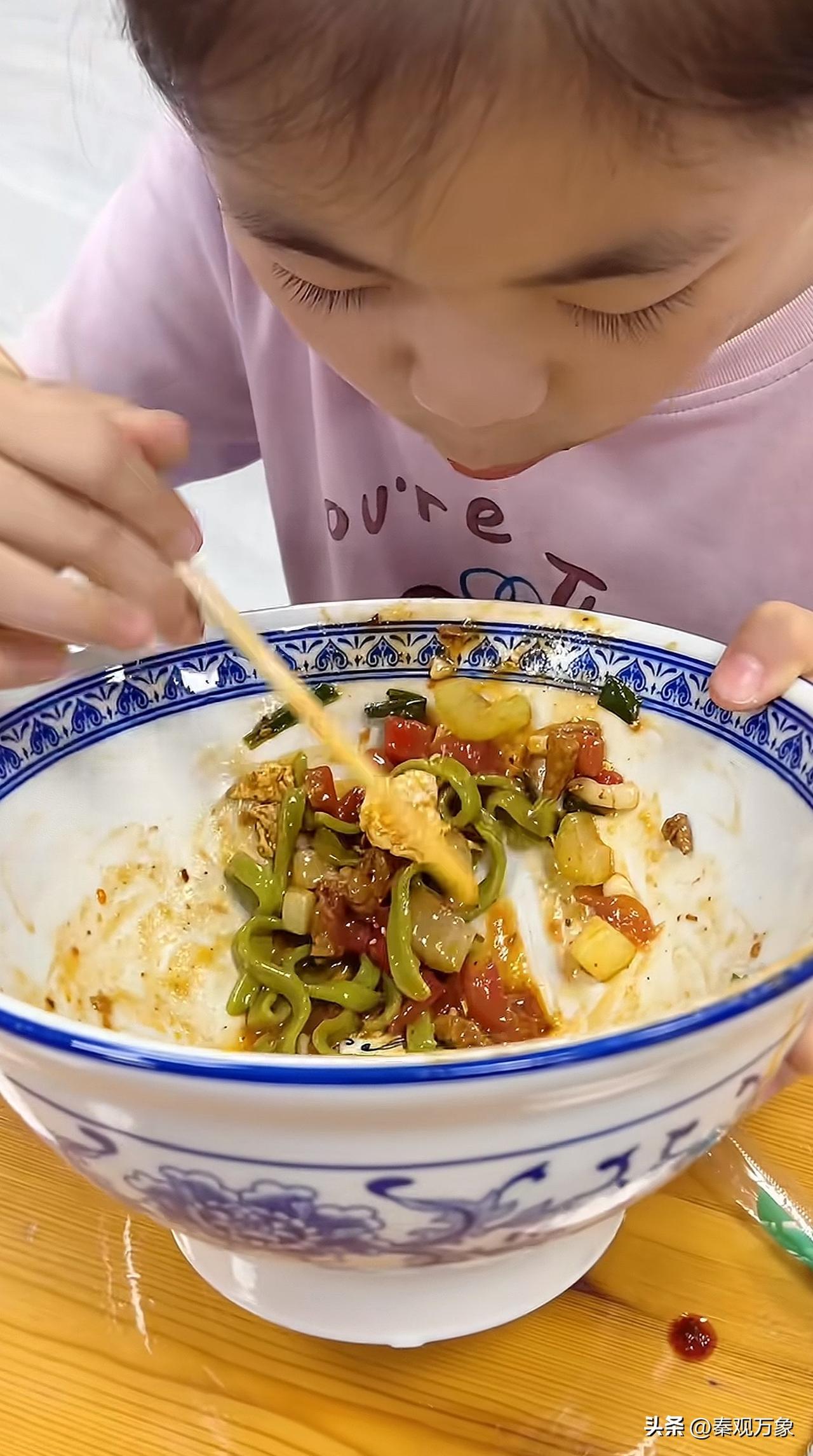 一位陕西小公主正在享用她的晚餐＃吃面