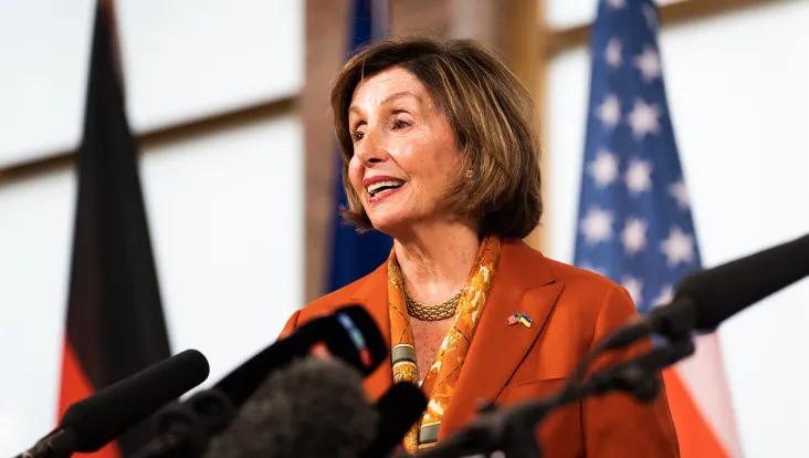 【美国前众议院院长裴洛西遭挺巴勒斯坦抗议者围堵，她怒斥示威者 :“滚回中国”？】