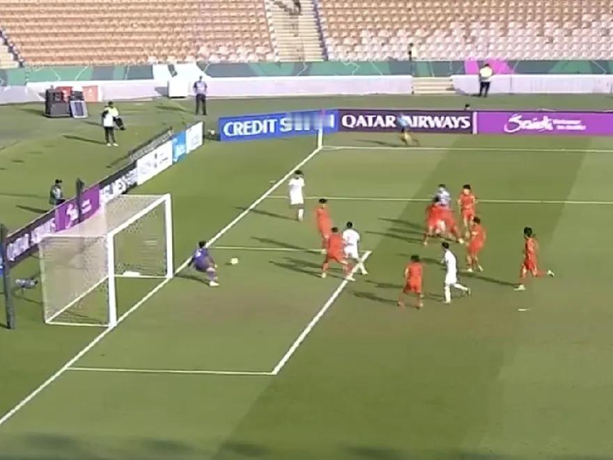 下半场第83分钟，乌兹别克斯坦队发角球，队员门前冲抢，冲撞守门员，李昊倒地惨叫声