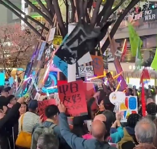 从700人到2.7万人，再到线上线下近14万人——不到半年，日本街头反对高市早苗