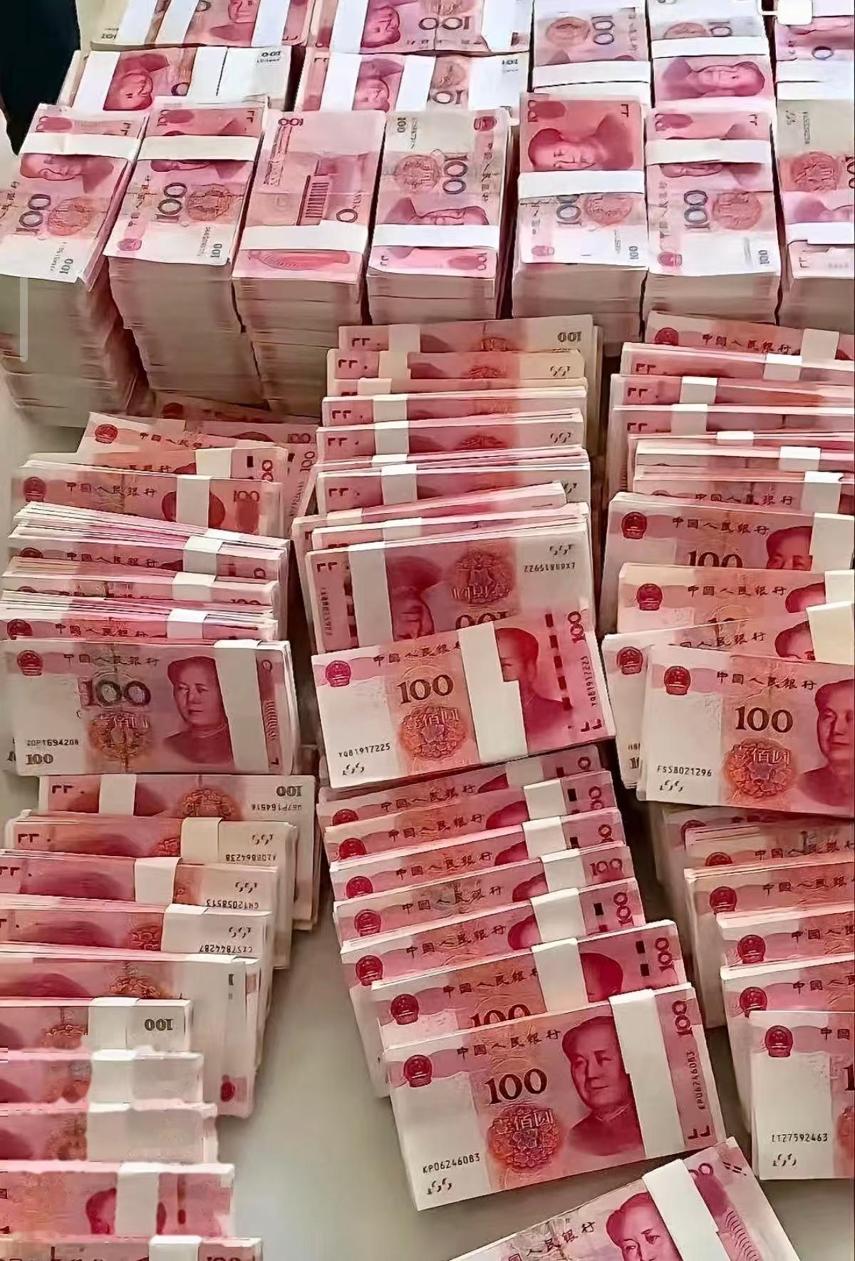 天津这个放射科主任严驰泽案，最让普通人上火的，不只是2392万这个数字。而是一想