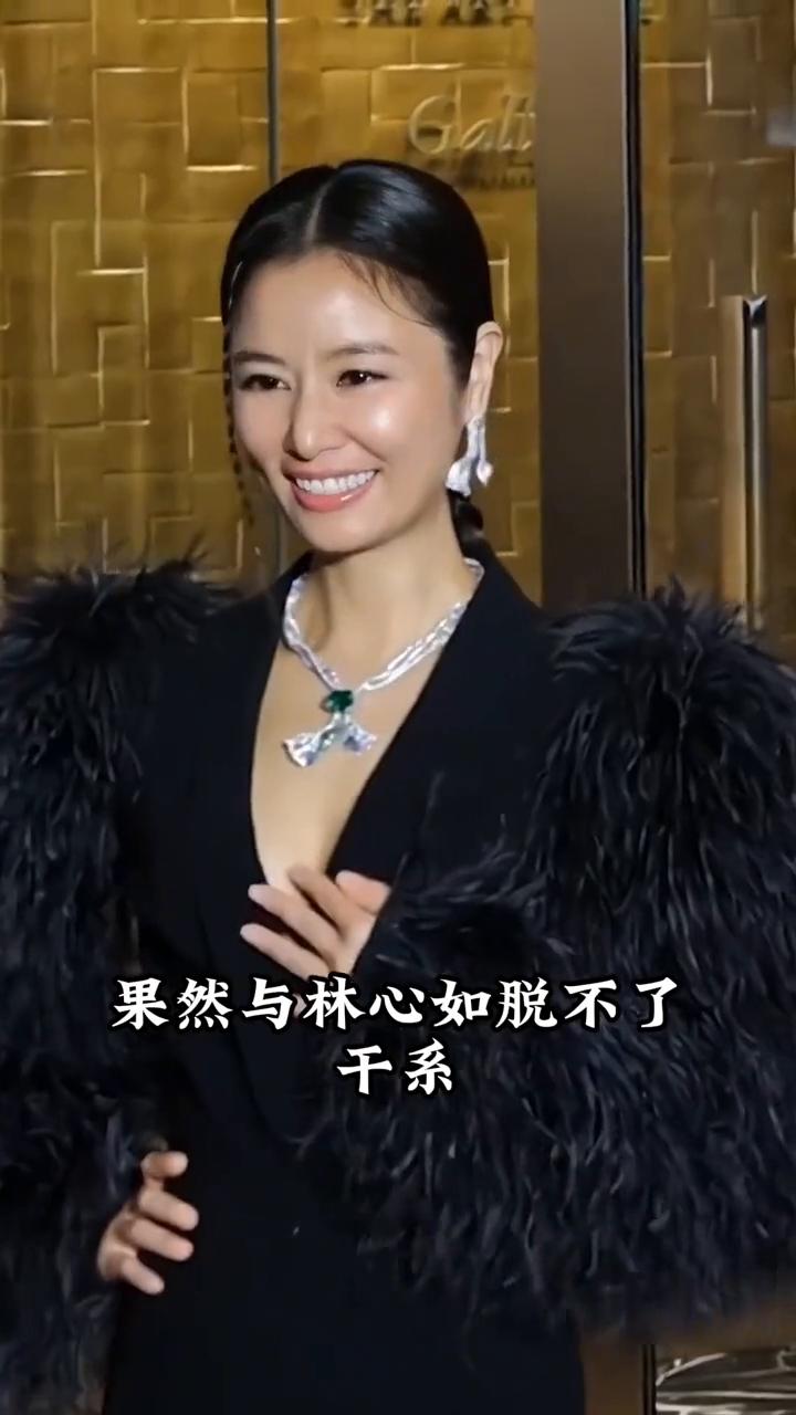 未婚原因：周杰。
果然最毒妇人心，周杰至今未婚的真相曝光，果然与林心如脱不了干系