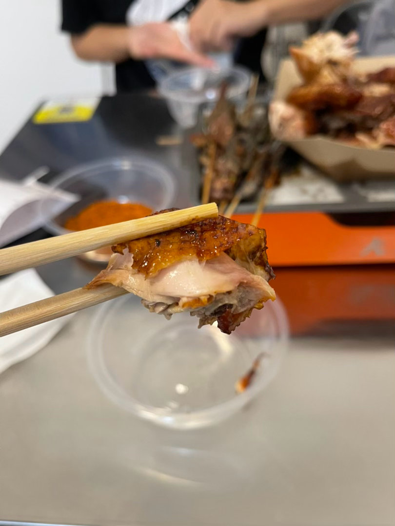 今天也是吃上大运烧鸡了，感谢老戴来找我唠嗑。在演唱会人群出来前，赶紧撤离了。  