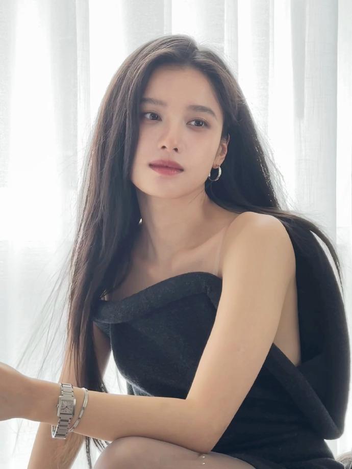 #张婧仪柔御并存##沦陷于张婧仪的眼神中#张婧仪工作室的营业照让人赏心悦目。她的