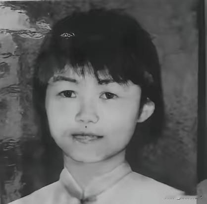 1943年，地下党员叶致英被人逼婚，但她不认识男方，便不同意结婚，就向上级申请调