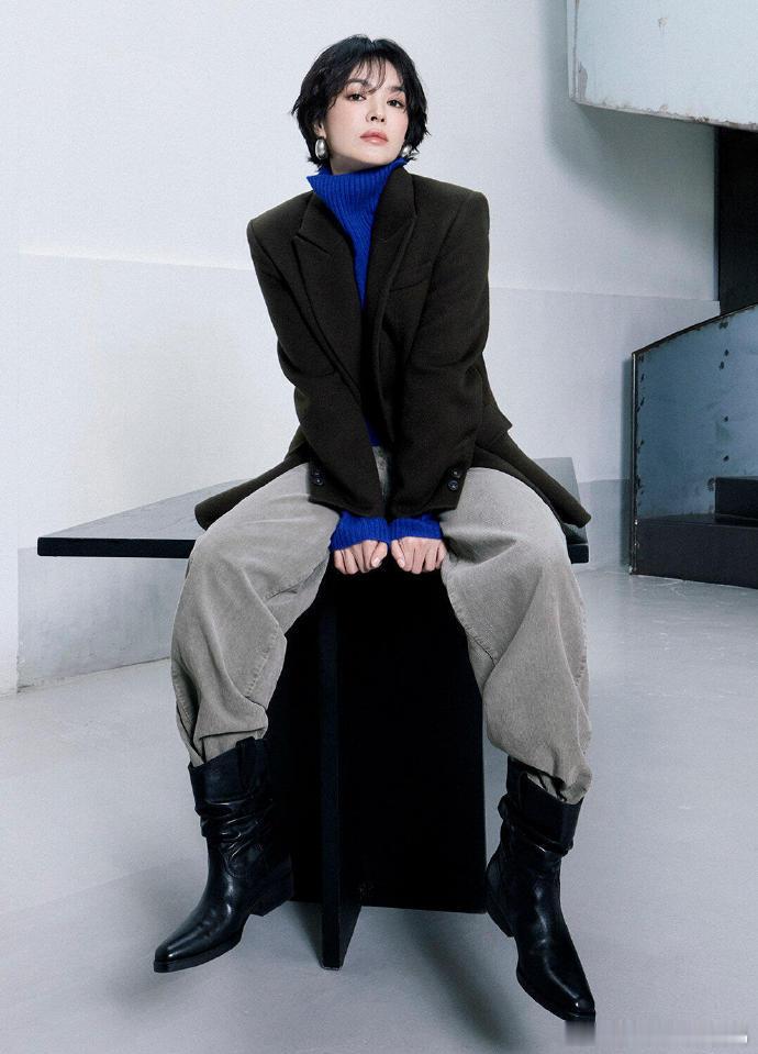 360 度无死角的颜值搭配短发造型，宋慧乔的少年感扑面而来，自然流露的状态，让每