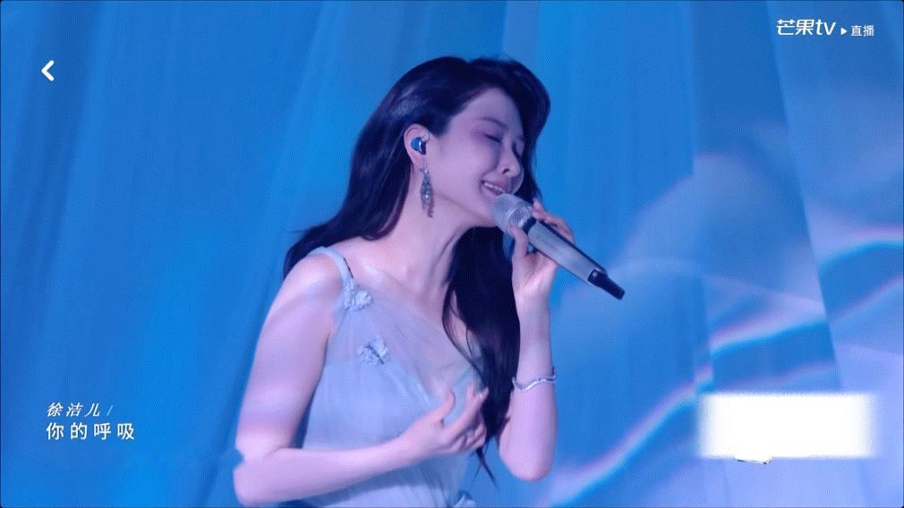 徐洁儿开口定调雨爱太好听了一开口便稳住全场基调！徐洁儿全开麦演绎《雨爱》，声线清