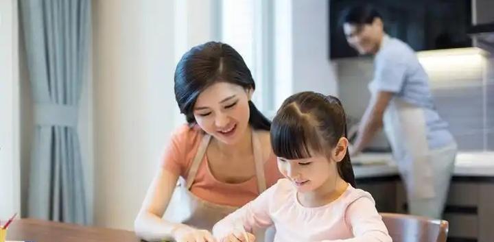 在当今家庭教育中，我们面临着一个核心困惑：是延续“听话才是好孩子”的传统期待，还