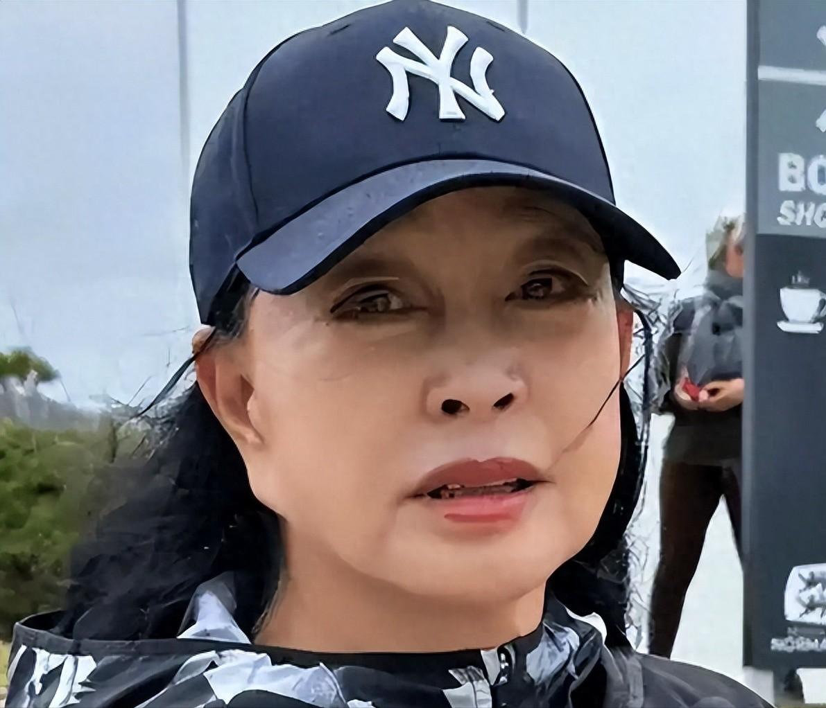刘晓庆离婚了，记者问她：“您74岁了，为啥还折腾？”刘晓庆哈哈大笑：你说人们爱看