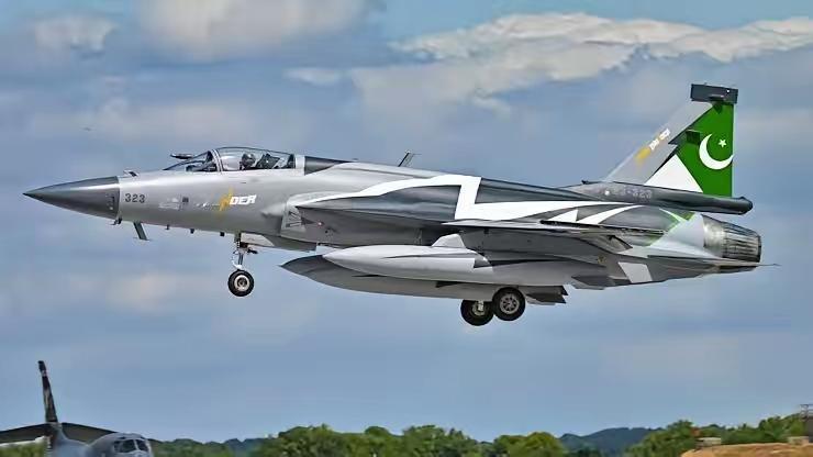 枭龙战机横扫全球！一年斩获6国大单，世界军火格局迎大变局
 
全球军火市场惊现“