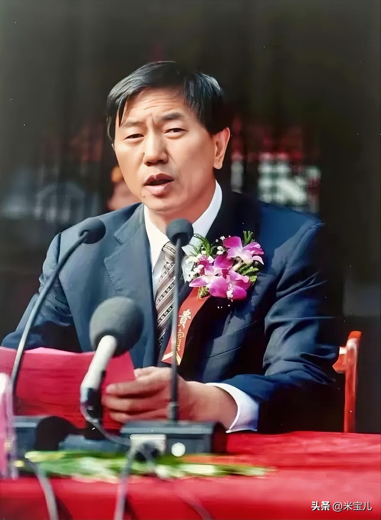 一位离休的老市长，
在离休之后，
频频被老百姓提起，念起，想起，
毋庸置疑，这一