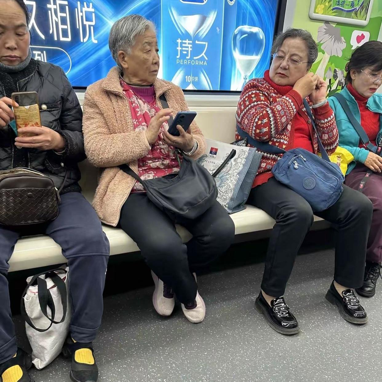 如今人与人之间，怎么越来越疏远了？
 
地铁见到几位老人神情紧绷，不由得心生感慨