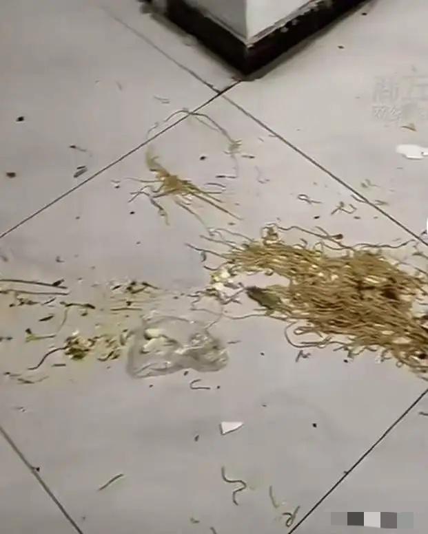 35岁的林姐带着8岁女儿，嫁给45岁头婚的老周，谁料俩月就闹着要离。街坊都纳闷，