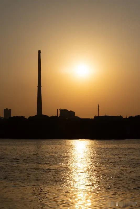 如今，不少人感慨：“要是我不干这行，真不知道还能干什么。”
说这话的人，往往已在