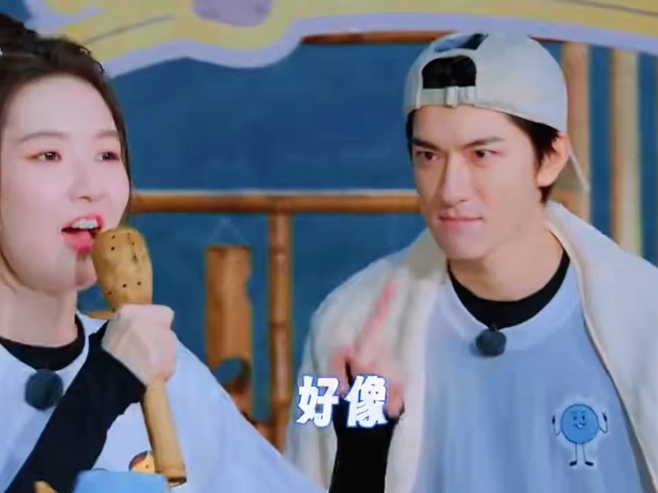 林一别把王玉雯脚泼感冒了林一不语只是一味给王玉雯洗脚 林一波水，波出了保护感。不