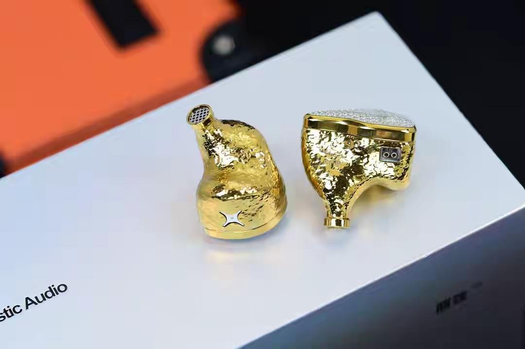 这款耳机不叫金龙或者金蛇真的可惜了，颜值带来的视觉冲击力确实让人心仪。
耳机线也