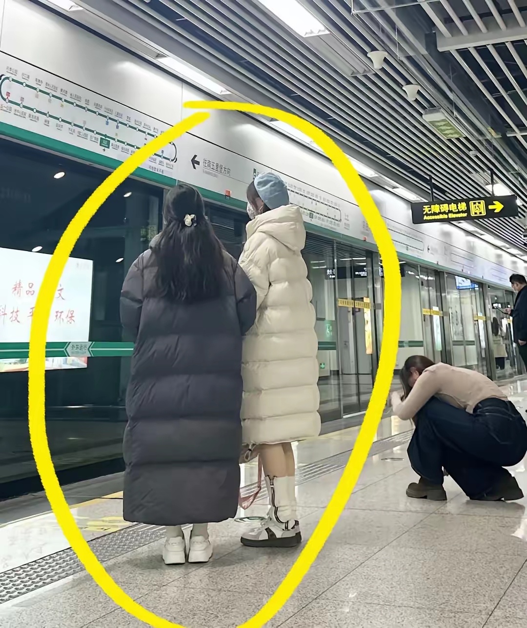 在等地铁的时候看见的，搞不懂为什么会有人喜欢穿这种羽绒服，穿个短款的羽绒服不是更