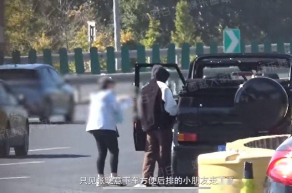 张晚意 高速入口停车下人 狗仔就晒了两张图，在高速路上停车肯定是不可以的，但是看