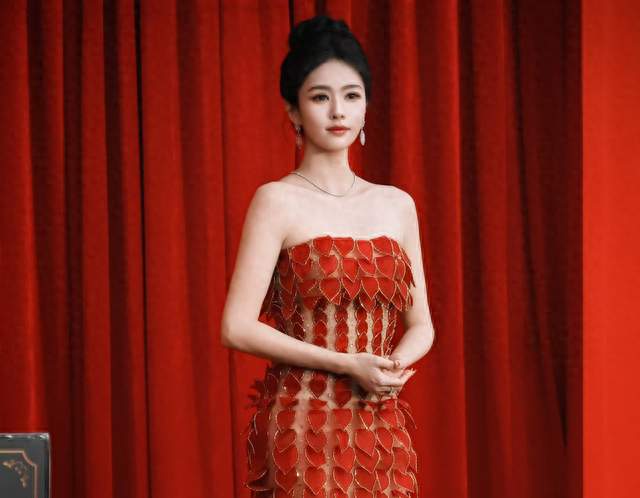 芭莎红毯名场面：白鹿开场，杨幂压轴，赵露思高定抢镜