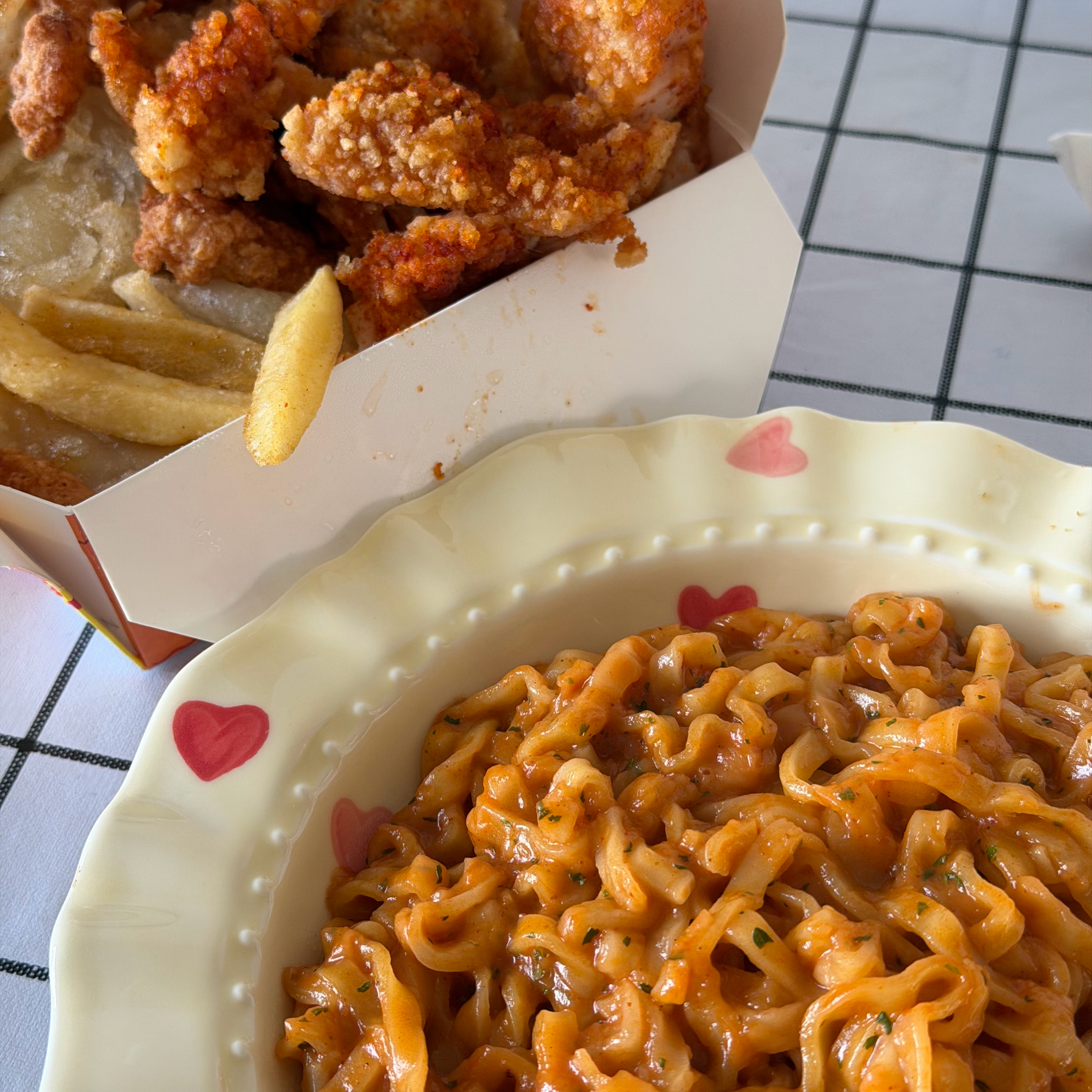 女子进食奶油火鸡面正新鸡排中