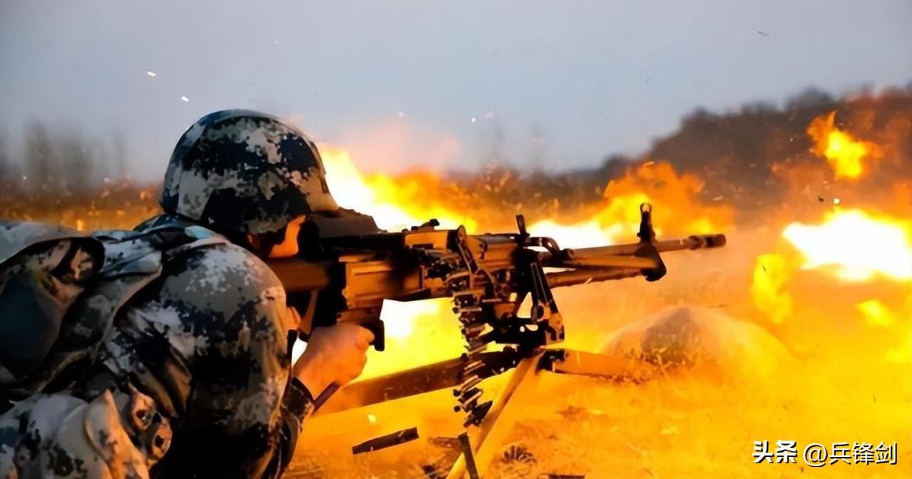 苏联的PKM通用机枪是20世纪中期至今的经典之作。它采用轻量化设计，使用合金材料
