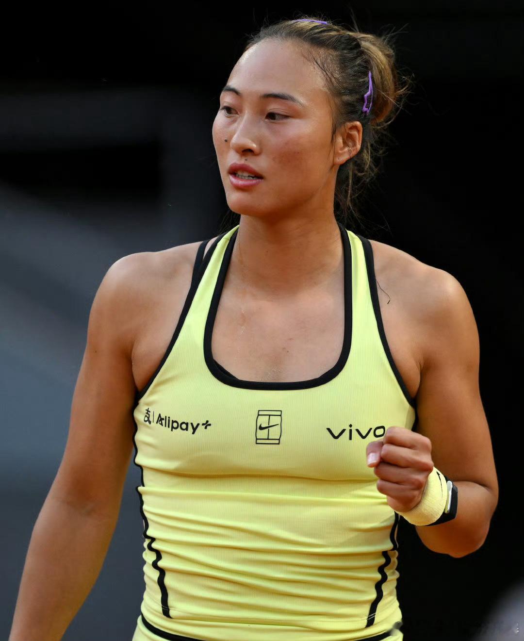 逆转翻盘，郑钦文取得罗马站开门红WTA1000罗马站首轮，去年罗马赛会四强郑钦文