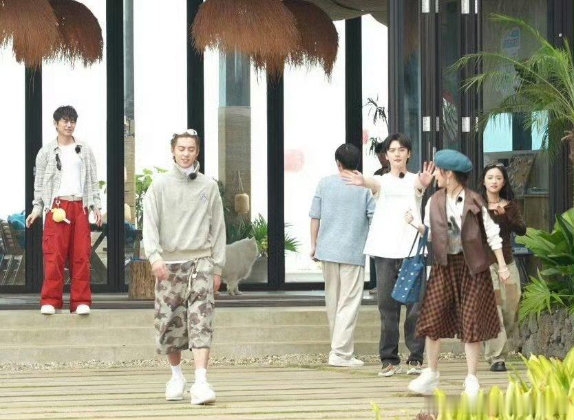 亲爱的客栈你好事做尽亲爱的客栈 桃花坞三傻重聚客栈，打闹互怼的样子也太欢乐了吧！