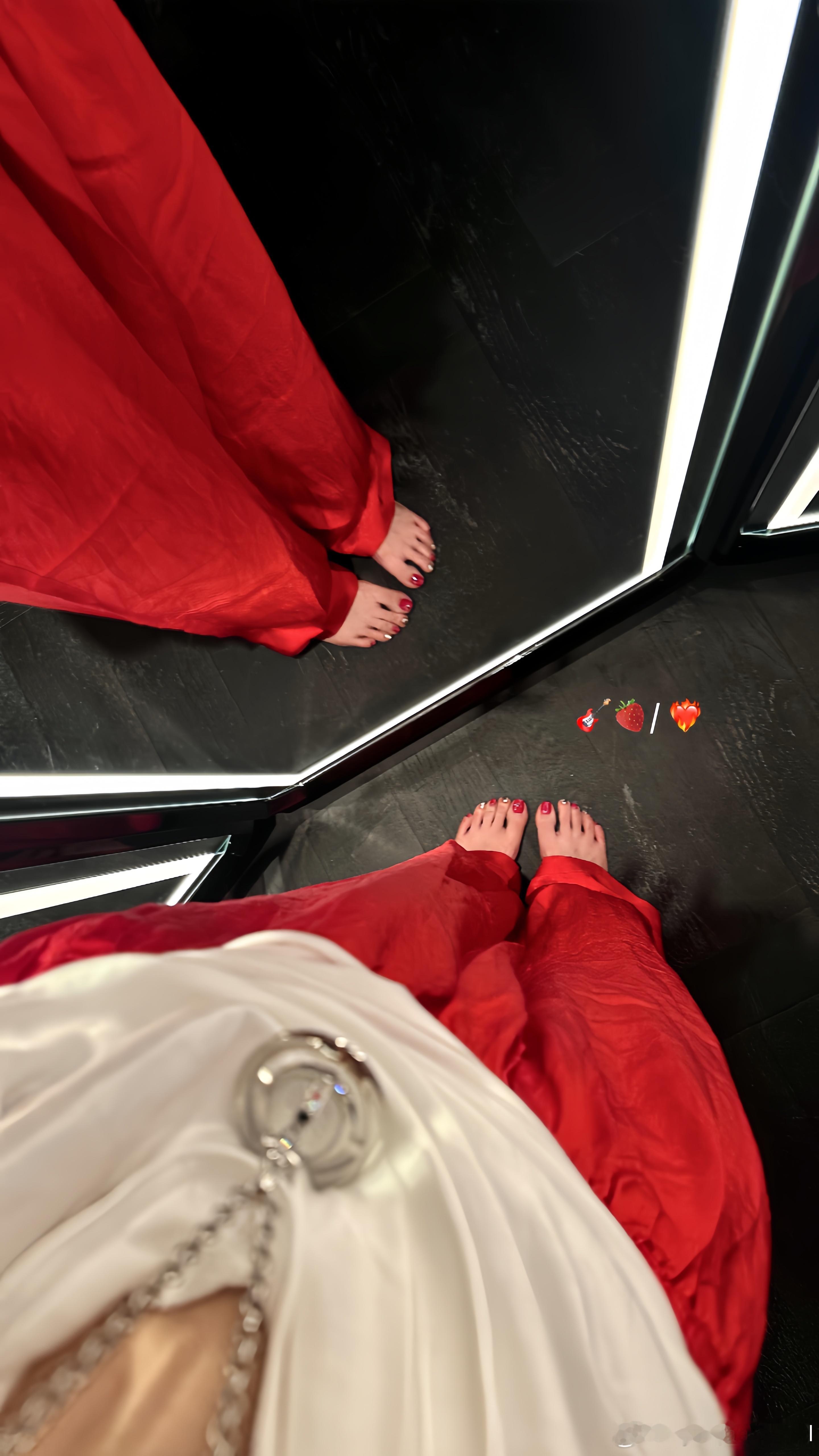 太宰治《候鸟》里讲：太敏感的人会体谅到他人的痛苦，自然就无法轻易做到坦率。所谓坦