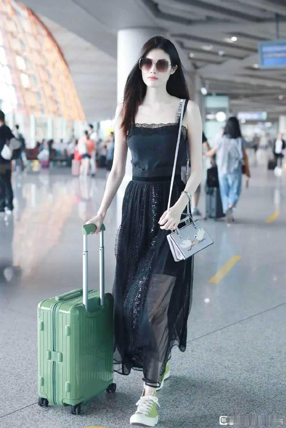 真的被何穗美晕了！原来黑纱长裙搭运动鞋这么好看温柔又随性，一点都不刻意超模身材就