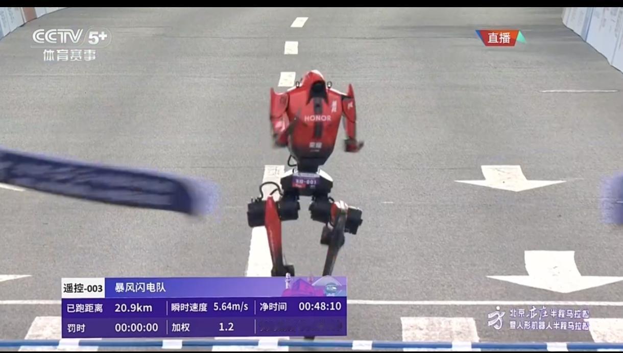 太疯狂了！机器人半马直接碾压人类选手！
 
北京亦庄机器人半程马拉松开跑，今年3