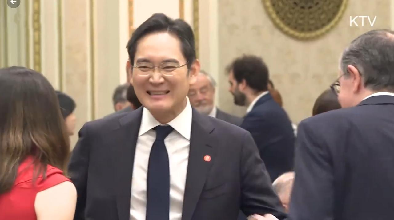 李在镕出席欢迎法国总统午餐宴，宴会上与法国企业家互换名片，妹妹李富真也来了！4月